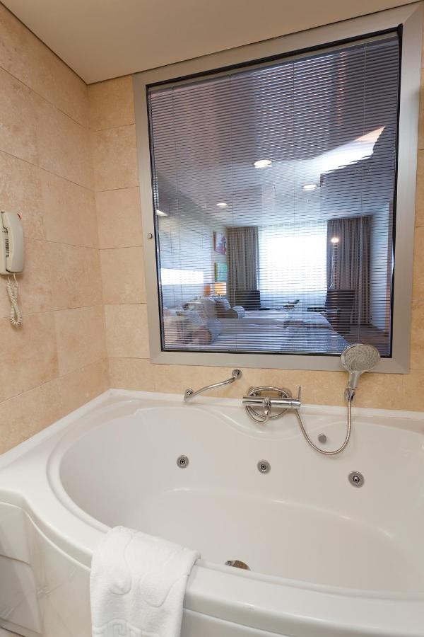 Cpankara Hotel Экстерьер фото A bathtub with a shower
